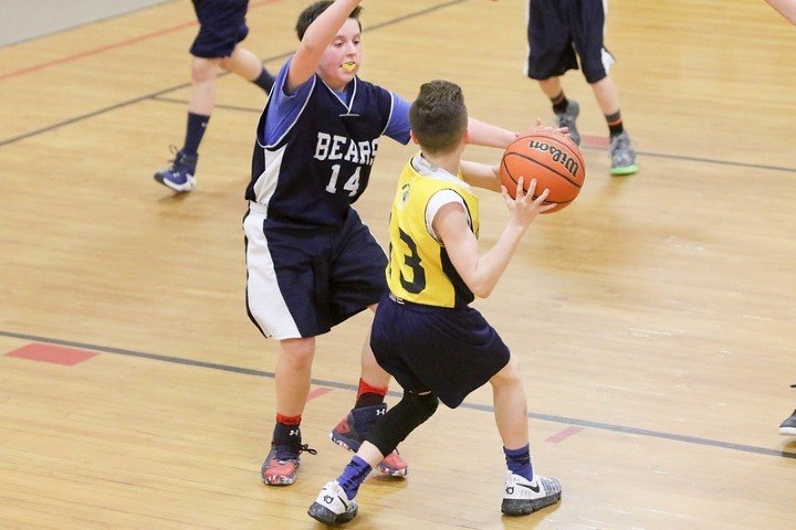 basketball player pivoting basketball player in yellow jersey pivoting in game