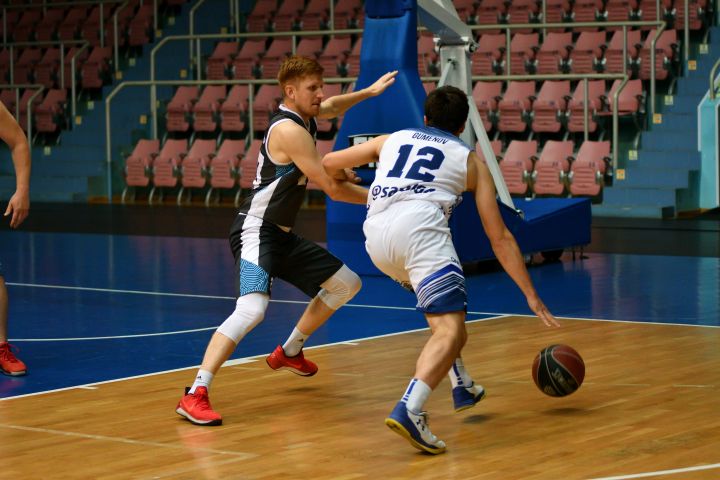 pickup basketball Offensive player attacking baseline on a drive against a defender.