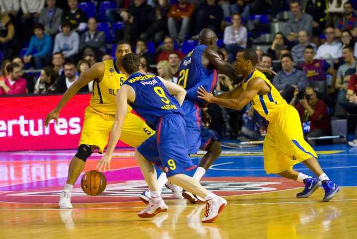 player-dribbling-up-court-against-2-defenders A player dribbling the ball up the court against multiple defenders.